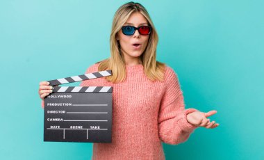 Güzel sarışın kadın inanılmaz bir sürprizle şaşkına döndü ve hayrete düştü. Sinema kavramı