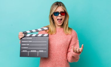 Güzel sarışın kadın sinirli, sinirli ve sinirli görünüyor. Sinema kavramı