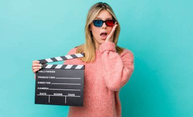 Güzel sarışın kadın şok olmuş ve korkmuş hissediyor. Sinema kavramı