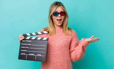 Güzel sarışın kadın kendini mutlu hissediyor, bir çözüm ya da fikir bulduğuna şaşırıyor. Sinema kavramı