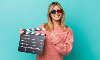 Güzel sarışın kadın kendini mutlu hissediyor ve bir meydan okumayla yüzleşiyor ya da kutluyor. Sinema kavramı