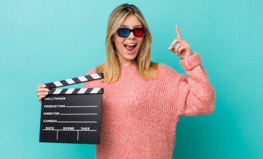 Güzel sarışın kadın bir fikri fark ettikten sonra mutlu ve heyecanlı bir dahi gibi hissediyor. Sinema kavramı