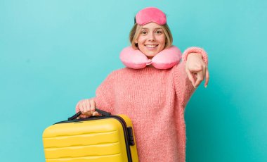 Güzel sarışın kadın seni seçen kamerayı işaret ediyor. uçuş yolcu kavramı