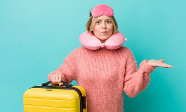 Güzel sarışın kadın şaşkın, şaşkın ve şüpheci hissediyor. uçuş yolcu kavramı