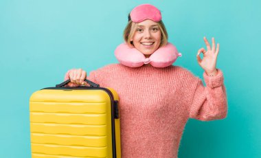 Güzel sarışın kadın kendini mutlu hissediyor, iyi bir jestle onaylıyor. uçuş yolcu kavramı