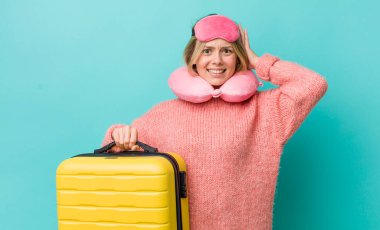 Güzel sarışın kadın stresli, endişeli ya da korkmuş, elleri başının üstünde. uçuş yolcu kavramı