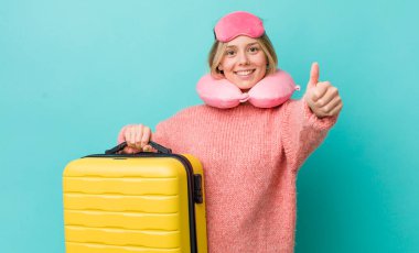 Güzel sarışın kadın gururlu, olumlu gülümsüyor. uçuş yolcu kavramı