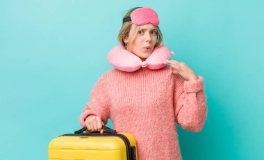 Güzel sarışın kadın stresli, endişeli, yorgun ve hayal kırıklığına uğramış hissediyor. uçuş yolcu kavramı