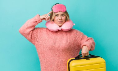 Güzel sarışın kadın şaşkın ve şaşkın hissediyor, deli olduğunu gösteriyor. uçuş yolcu kavramı