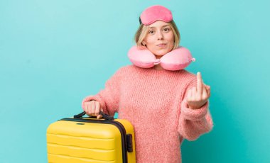 Güzel sarışın kadın kızgın, sinirli, asi ve agresif hissediyor. uçuş yolcu kavramı