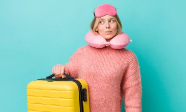 Güzel sarışın kadın omuz silkiyor, kafası karışık ve kararsız. uçuş yolcu kavramı