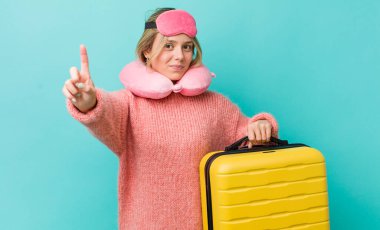 Güzel sarışın kadın gülümsüyor ve arkadaş canlısı görünüyor. Bir numarayı gösteriyor. uçuş yolcu kavramı