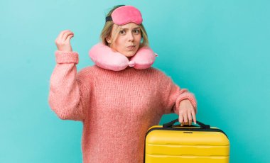 Güzel sarışın kadın kapiş ya da para hareketi yapıyor, sana ödemeni söylüyor. uçuş yolcu kavramı