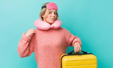 Güzel sarışın kadın kibirli, başarılı, pozitif ve gururlu görünüyor. uçuş yolcu kavramı