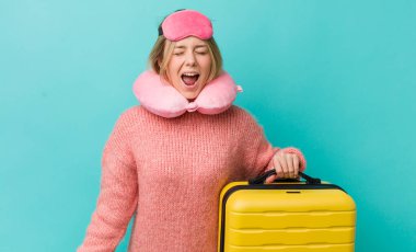 Güzel sarışın kadın agresif bir şekilde bağırıyor, çok kızgın görünüyor. uçuş yolcu kavramı