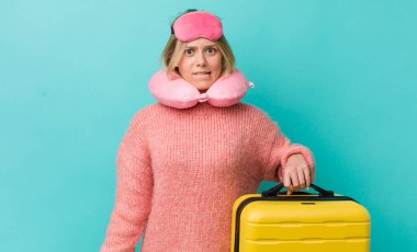 Güzel sarışın kadın şaşkın ve şaşkın görünüyor. uçuş yolcu kavramı