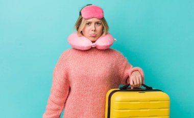 Güzel sarışın kadın üzgün ve mızmız, mutsuz bir bakışla ağlıyor. uçuş yolcu kavramı