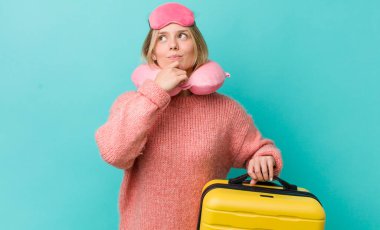 Güzel sarışın kadın düşünüyor, kuşkulu ve şaşkın hissediyor. uçuş yolcu kavramı