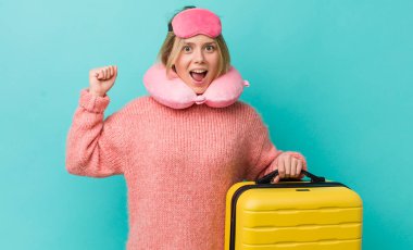 Güzel sarışın kadın sinirli bir ifadeyle agresif bir şekilde bağırıyor. uçuş yolcu kavramı