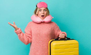 Güzel sarışın kadın şok olmuş ve şaşırmış hissediyor. uçuş yolcu kavramı