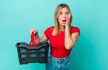 Güzel sarışın kadın şok olmuş ve korkmuş hissediyor. Alışveriş sepeti konsepti