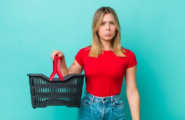 Güzel sarışın kadın üzgün ve mızmız, mutsuz bir bakışla ağlıyor. Alışveriş sepeti konsepti