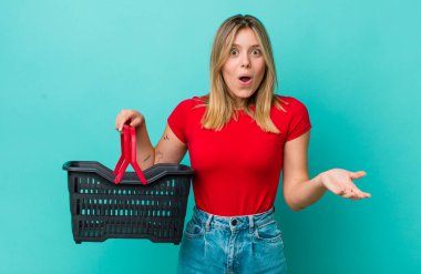 Güzel sarışın kadın şok olmuş ve şaşırmış hissediyor. Alışveriş sepeti konsepti