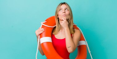 Güzel sarışın kadın düşünüyor, kuşkulu ve şaşkın hissediyor. cankurtaran konsepti