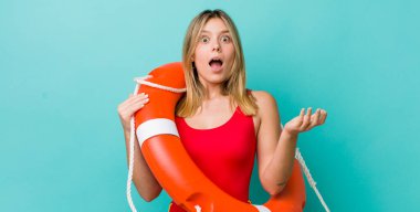 Güzel sarışın kadın şok olmuş ve şaşırmış hissediyor. cankurtaran konsepti