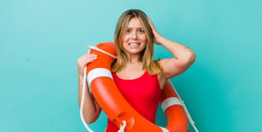 Güzel sarışın kadın stresli, endişeli ya da korkmuş, elleri başının üstünde. cankurtaran konsepti