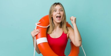 Güzel sarışın kadın sinirli bir ifadeyle agresif bir şekilde bağırıyor. cankurtaran konsepti