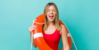 Güzel sarışın kadın agresif bir şekilde bağırıyor, çok kızgın görünüyor. cankurtaran konsepti