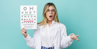 Güzel sarışın kadın şok olmuş ve şaşırmış hissediyor. optik görüş testi konsepti