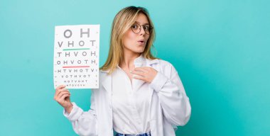 Güzel sarışın kadın kibirli, başarılı, pozitif ve gururlu görünüyor. optik görüş testi konsepti