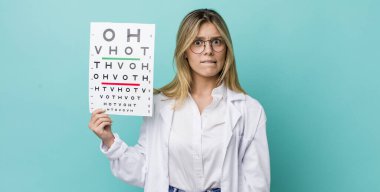 Güzel sarışın kadın şaşkın ve şaşkın görünüyor. optik görüş testi konsepti