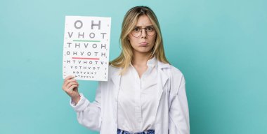 Güzel sarışın kadın üzgün ve mızmız, mutsuz bir bakışla ağlıyor. optik görüş testi konsepti