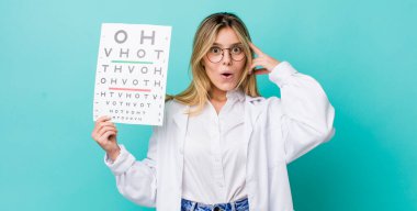 Güzel sarışın kadın şaşırmış görünüyor, yeni bir düşünce, fikir ya da konsept fark ediyor. optik görüş testi konsepti