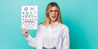 Güzel sarışın kadın şaşkın ve şaşkın hissediyor. optik görüş testi konsepti