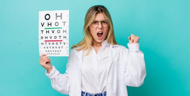 Güzel sarışın kadın sinirli bir ifadeyle agresif bir şekilde bağırıyor. optik görüş testi konsepti