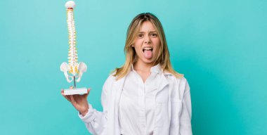 Güzel sarışın kadın iğreniyor, sinirleniyor ve dilini çıkarıyor. Omurga uzmanı konsepti