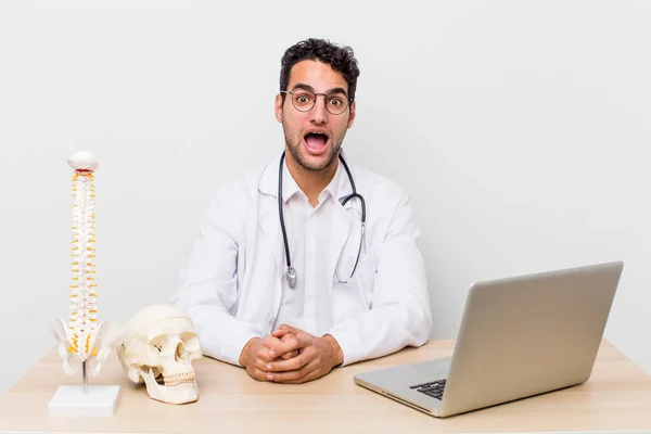 ヒスパニックハンサムな男は非常にショックを受けているか驚いた 脊椎専門家の概念 — ストック写真