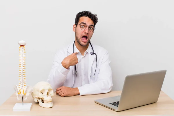 パニックハンサムな男ショックを受けて 口を大きく開いて驚いて 自分自身を指している 脊椎専門家の概念 — ストック写真