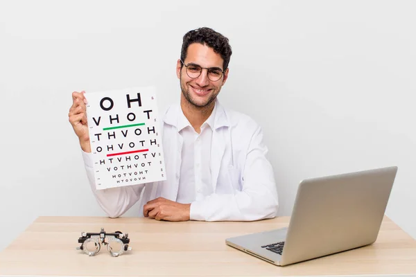 Homem Bonito Hispânico Sorrindo Feliz Com Uma Mão Quadril Confiante — Fotografia de Stock