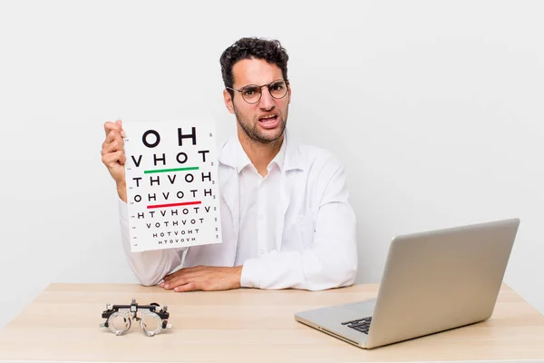 Homem Bonito Hispânico Sentindo Perplexo Confuso Conceito Ensaio Visão Óptica — Fotografia de Stock
