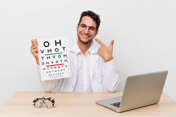 Homem Bonito Hispânico Sorrindo Confiantemente Apontando Para Próprio Sorriso Largo — Fotografia de Stock