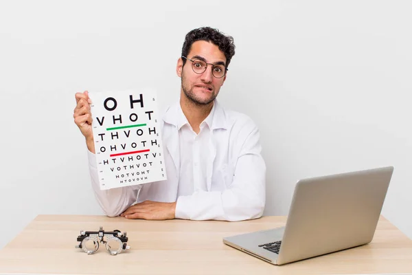 Homem Bonito Hispânico Perplexo Confuso Conceito Ensaio Visão Óptica — Fotografia de Stock
