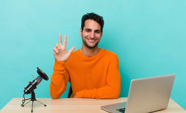 Latino Komea Mies Hymyilee Näyttää Ystävälliseltä Näyttää Numero Kolme Vaikuttajan — kuvapankkivalokuva