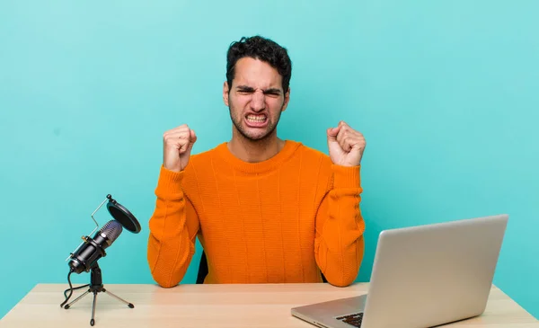 Zijn Paniekerige Knappe Man Schreeuwt Agressief Met Een Boze Uitdrukking — Stockfoto