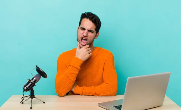 Hispanische Gutaussehender Mann Mit Weit Geöffnetem Mund Und Offenen Augen — Stockfoto