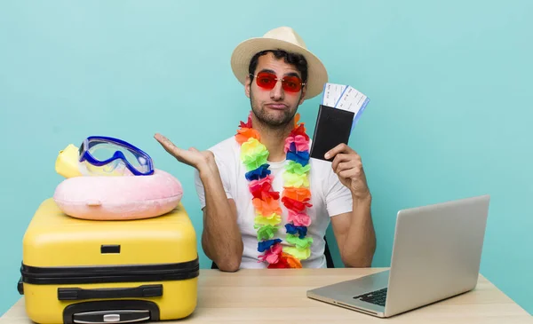 Hispanic Handsome Man Feeling Puzzled Confused Doubting Travel Tourism Concept — Stock Photo, Image